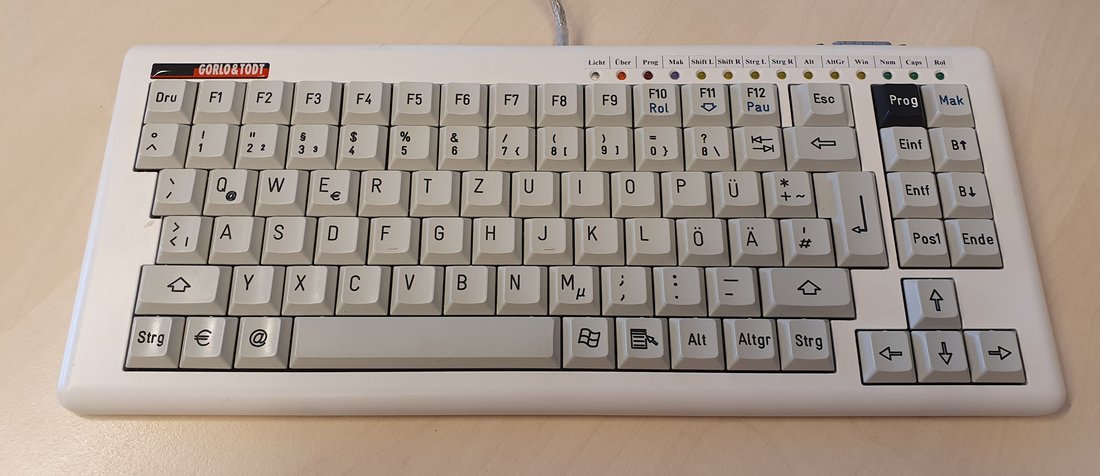 Bild zeigt eine weiße Tastatur zur Bedienung mit einer Hand. 