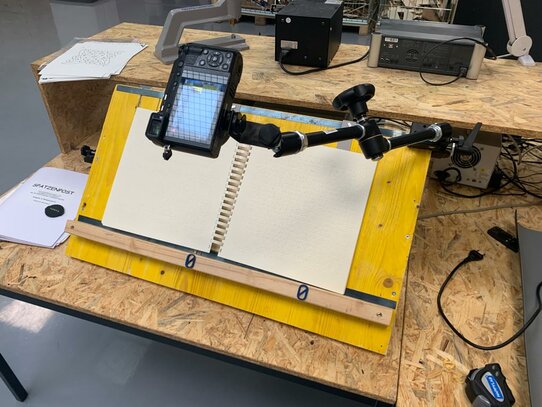 Prototyp für Projekt OBR (Optical Braille Recognition): Halterung, wo Buch aufgelegt werden kann und Kamera immer von gleicher Position aus ein Foto von den Seiten in Brailleschrift geschrieben machen kann