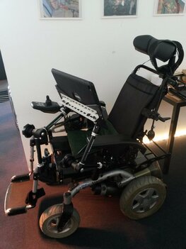 Tablethalterung am Rollstuhl befestigt
