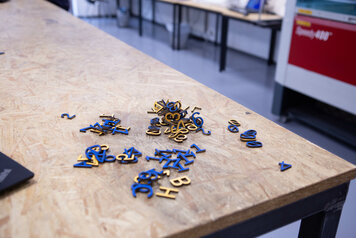 3D gedruckte Zahlen aus Pappelholz