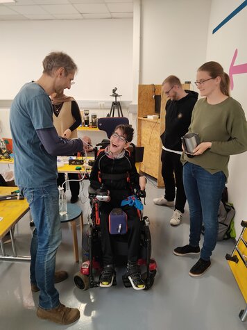 Der Trinkverstärker wird bei Jannis ausprobiert.