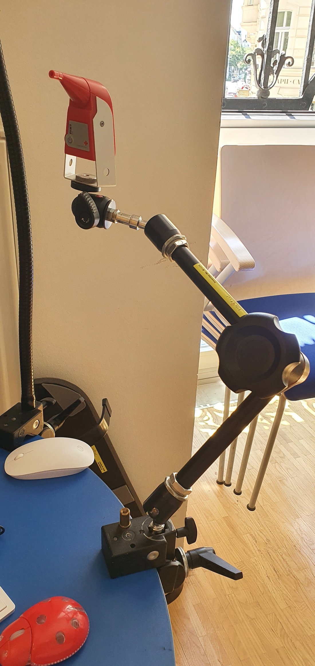 Das Bild zeigt eine Tischhalterung mit Mundmaus