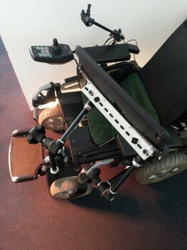 Tablethalterung am Rollstuhl befestigt