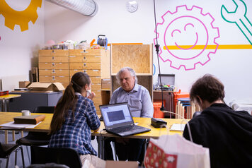 Mag. Erich Schmid erklärt Mitarbeitenden Grundsätze und Ausnahmen von Braille