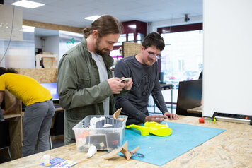 verschiedene 3D gedruckte Sachen werden mit den Händen gefühlt