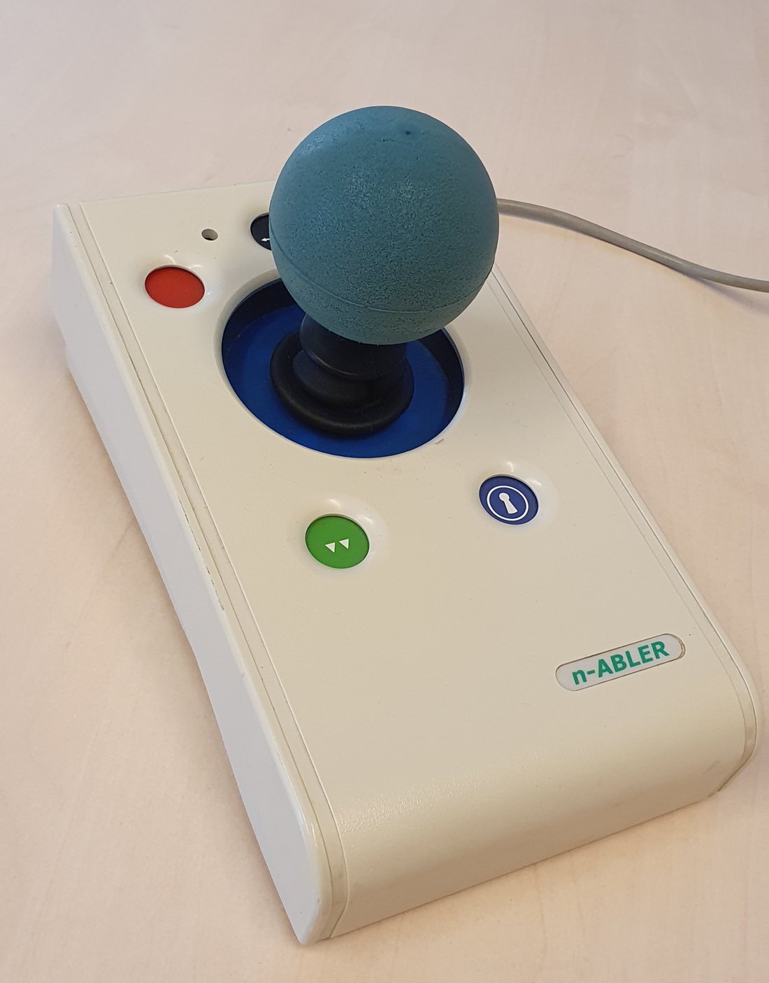Joystick mit ballförmigen Griff mit 5 bunten Tasten