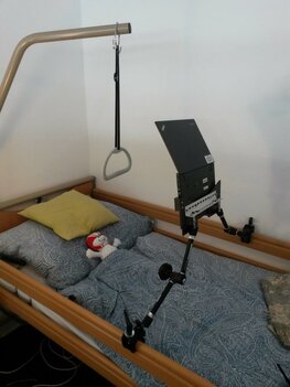 Tablet mit Tablethalterung am Krankenbett befestigt