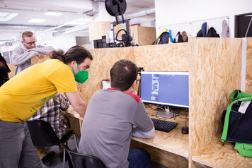 am Computer werden Konstruktionen erstellt, die dann 3D gedruckt werden