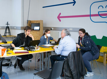 Teilnehmer und Teilnehmerinnen an der Arbeit