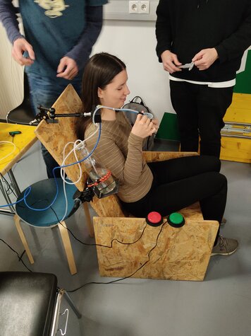 Der Trinkverstärker wird von einer Teilnehmerin getestet.