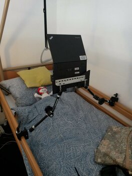 Tablethalterung am Krankenbett befestigt