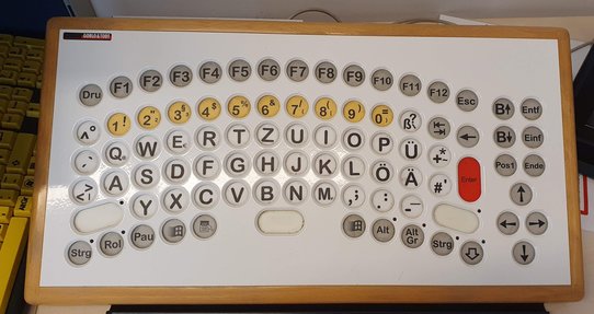 Das Bild zeigt eine weiße Großfeldtastatur mit runden Knöpfen