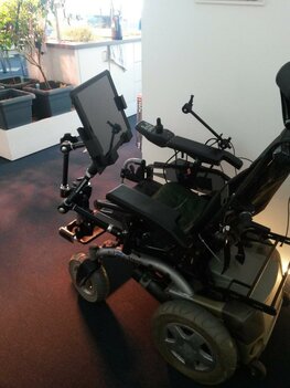 Tablethalterung am Rollstuhl befestigt