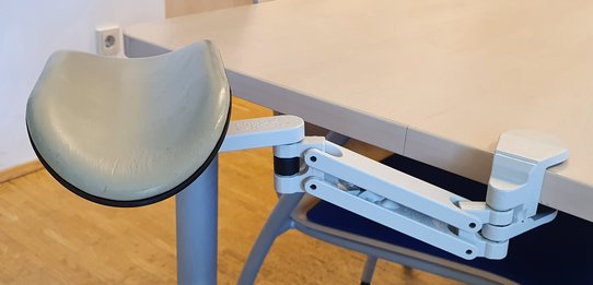 Bild zeigt eine Unterarmstütze mit schwenkbarem Arm 