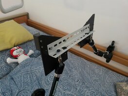 Tablethalterung am Krankenbett befestigt