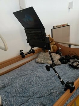 Tablet mit Tablethalterung am Krankenbett befestigt