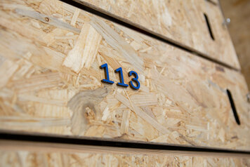 Finales Produkt: Spinde werden mit taktil erkennbaren Zahlen beschriftet